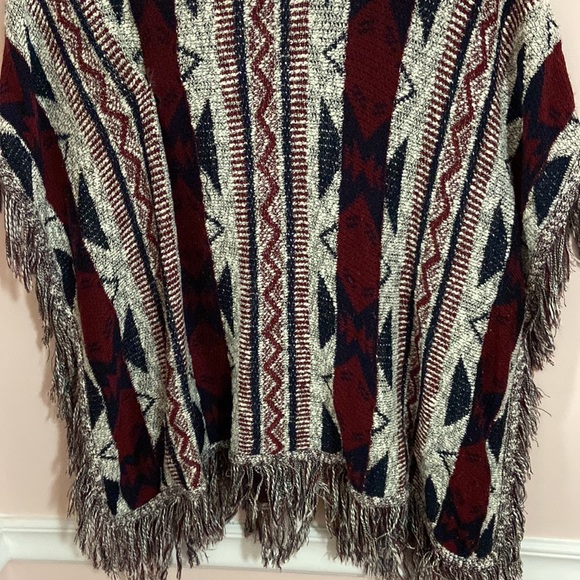 Alya | beautiful poncho sweater - Picture 2 of 4